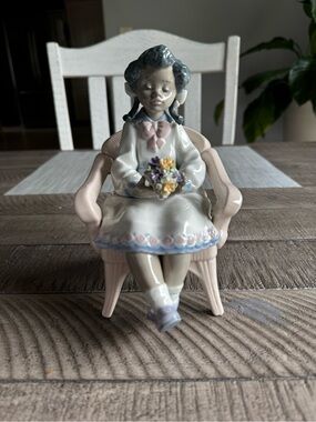 Lladro Porcelain Sitting Pretty Figurine in Pastel Pink and Blue